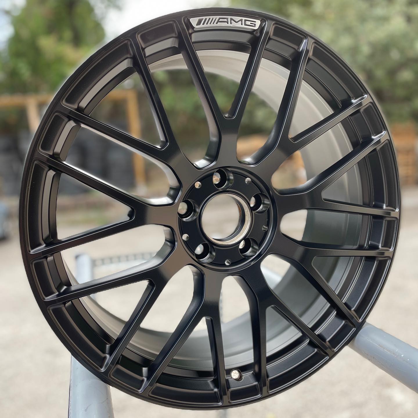 Un look tout en sobriété pour cette #mercedesc63s
#alpesmaritimes #cotedazur #valbonne #sophiaantipolis #cncmachining #diamondcut #powdercoatings #wheelrepair #reparationjante #jantes #usinage #peinturepoudre #thermolaquage #decapage #bmw #mercedes #amg #porsche #ferrari #lamborghini #mperformance #electriccar #voituredeluxe #voituredesport #voitureelectrique #passionauto
