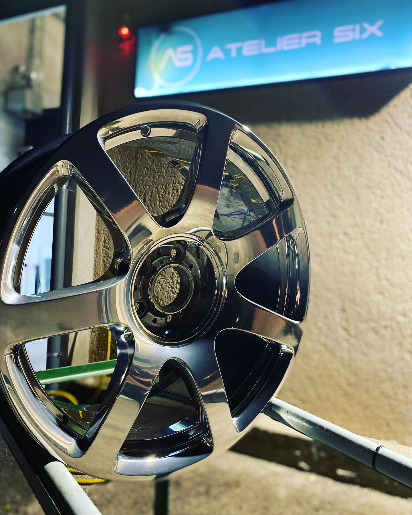 Polissage pour remise à #neuf de cette très belle #jante de #rollsroyce
Toute l’équipe se lève tôt mais la #satisfaction ressentie au moment de découvrir le résultat est tellement grande…🤩
Merci à tous pour votre confiance et n’hésitez pas a partager notre page 😉
#alpesmaritimes #cotedazur #valbonne #sophiaantipolis #cncmachining #polissage #diamondcut #powdercoatings #wheelrepair #reparationjante #jantes #usinage #peinturepoudre #thermolaquage #decapage #bmw #mercedes #porsche #ferrari #lamborghini #mperformance #voituredeluxe #voituredesport #prestigecars #passionauto #bentley #rollsroyce