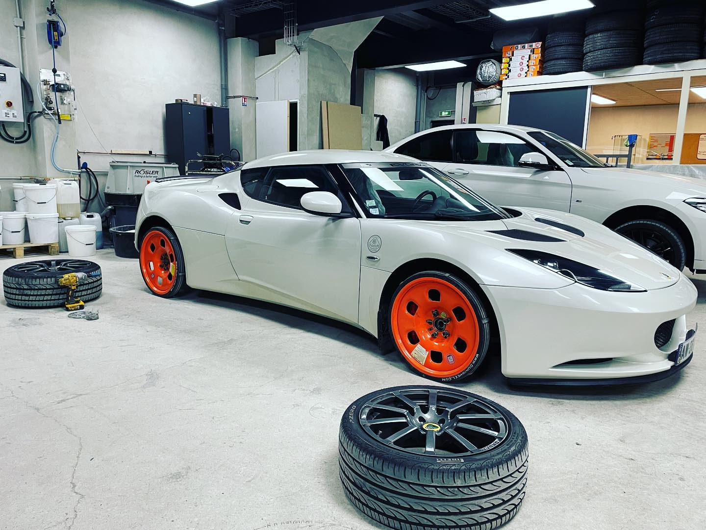 Cette #lotus #evora a chaussée nos roues temporaires #guniwheel le temps de la #reparation et #personalisation de ses #jantes.
#alpesmaritimes #cotedazur #valbonne #cncmachining #polissage #diamondcut #powdercoatings #wheelrepair #reparationjante #usinage #peinturepoudre #thermolaquage #decapage #bmw #porsche #ferrari #lamborghini #mperformance #voituredeluxe #prestigecars #passionauto #bentley #rollsroyce