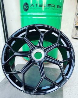 Rénovation d’une jante de #lamborghiniaventador #svj 

 #alpesmaritimes #cotedazur #sophiaantipolis #cncmachining  #diamondcut #powdercoatings #wheelrepair #reparationjante #greensolv #usinage #peinturepoudre #thermolaquage #decapage #bmw  #porsche #ferrari #lamborghini #mperformance #mercedes #voituredeluxe #prestigecars #passionauto #bentley #rollsroyce #personnalisation #frenchartisanat #wheelspecialist