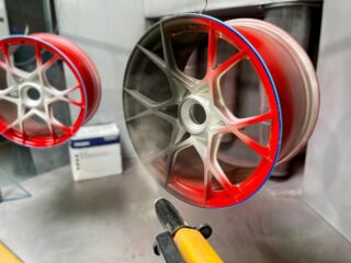 Nouvelle config 🔥
Jantes full black sur la GT4 RS, rehaussées d’un liseret rouge agressif qui rappelle les performances pures de cette bête. Détail subtil mais percutant, qui change tout.

#alpesmaritimes #cotedazur #sophiaantipolis #cncmachining  #diamondcut #powdercoatings #wheelrepair #reparationjante #greensolv #usinage #peinturepoudre #thermolaquage #decapage #bmw  #porsche #ferrari #lamborghini #mperformance #mercedes #voituredeluxe #prestigecars #passionauto #bentley #rollsroyce #personnalisation #frenchartisanat #wheelspecialist