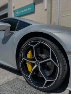 🇮🇹 LAMBORGHINI HURACÁN EVO : L’art du détail 🇮🇹
Quand l’agressivité naturelle d’une supercar rencontre le sur-mesure... 🖤
Cette magnifique Huracán Evo est passée entre nos mains pour une mise en beauté unique. Avec sa carrosserie gris mat et ses finitions noir brillant, il lui fallait une signature visuelle à la hauteur de son caractère.
Le travail de l’atelier sur les jantes :
• Profondeur : Conservation du noir brillant à l’intérieur des bâtons pour garder du contraste et du relief.
• Rappel carrosserie : La face diamantée a été recouverte d’un vernis mat, faisant directement écho à la teinte mat de la carrosserie.
Le résultat ? Un équilibre parfait entre sportivité brute et élégance intemporelle. Les détails font toute la différence.
Qu’en pensez-vous ? Donnez-nous votre avis en commentaire ! 👇
#Lamborghini #HuracanEvo #Supercar #CustomWheels #GrisMat SatinBlack CarRestoration LuxuryCars Detailing CarDesign AutomotiveArt